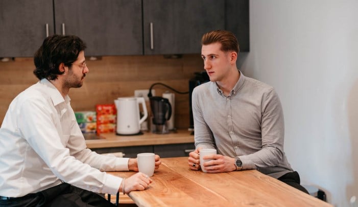 Menschen am Tisch