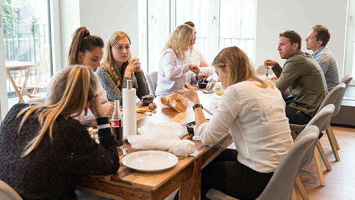 Menschen am frühstücken