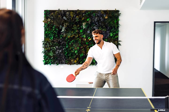 Personen spielen Tischtennis