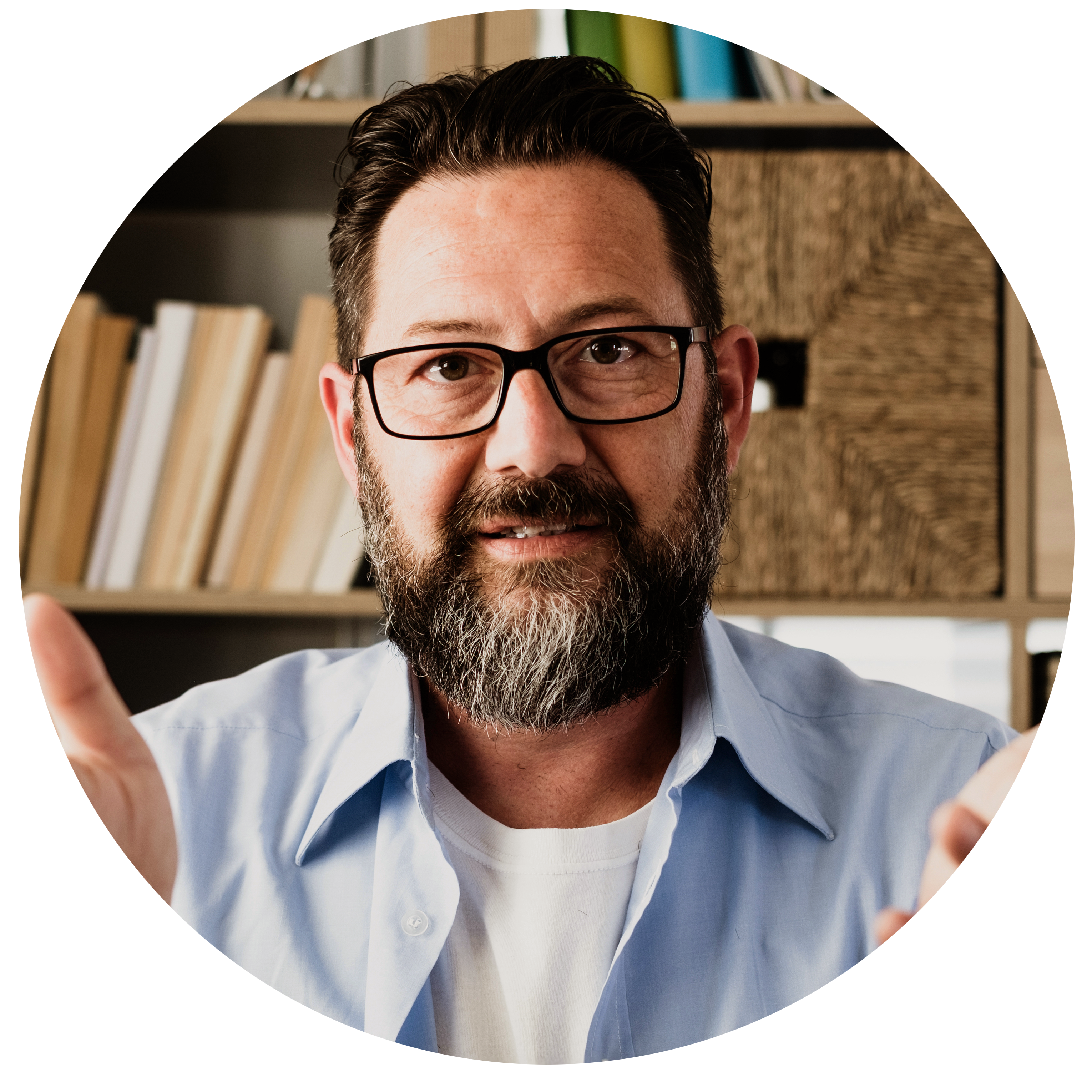 Freelance-Experte vor Bücherregal