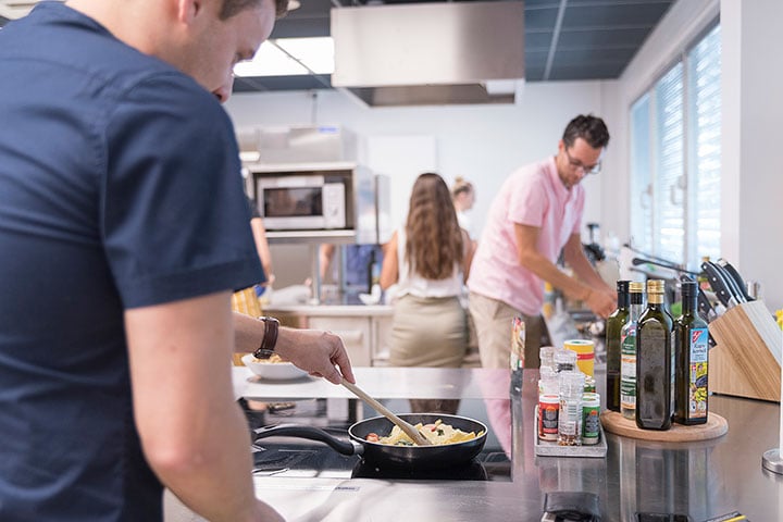 Personen am kochen