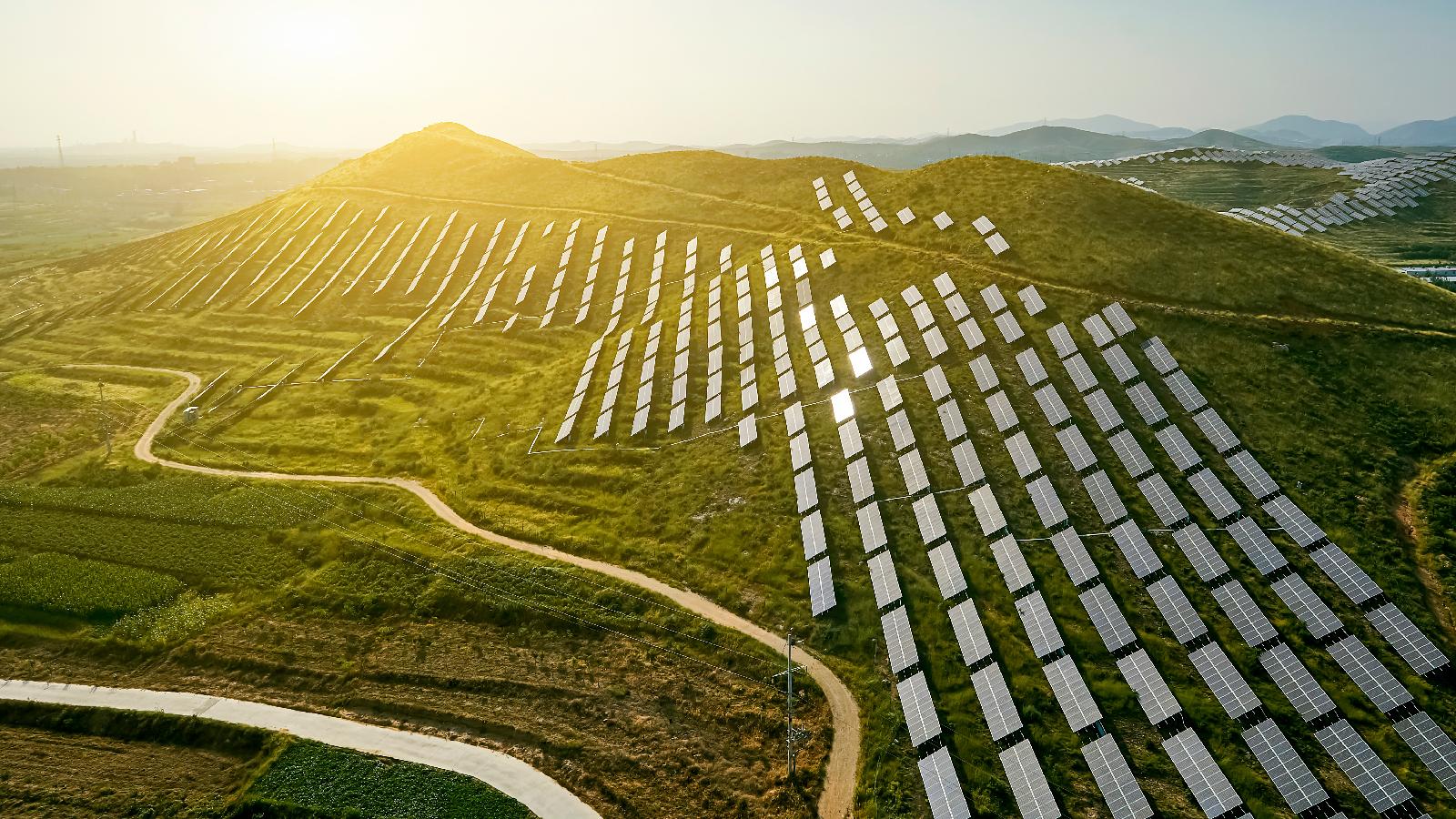 Gro&szlig;e Solaranlage in h&uuml;geliger spanischer Landschaft
